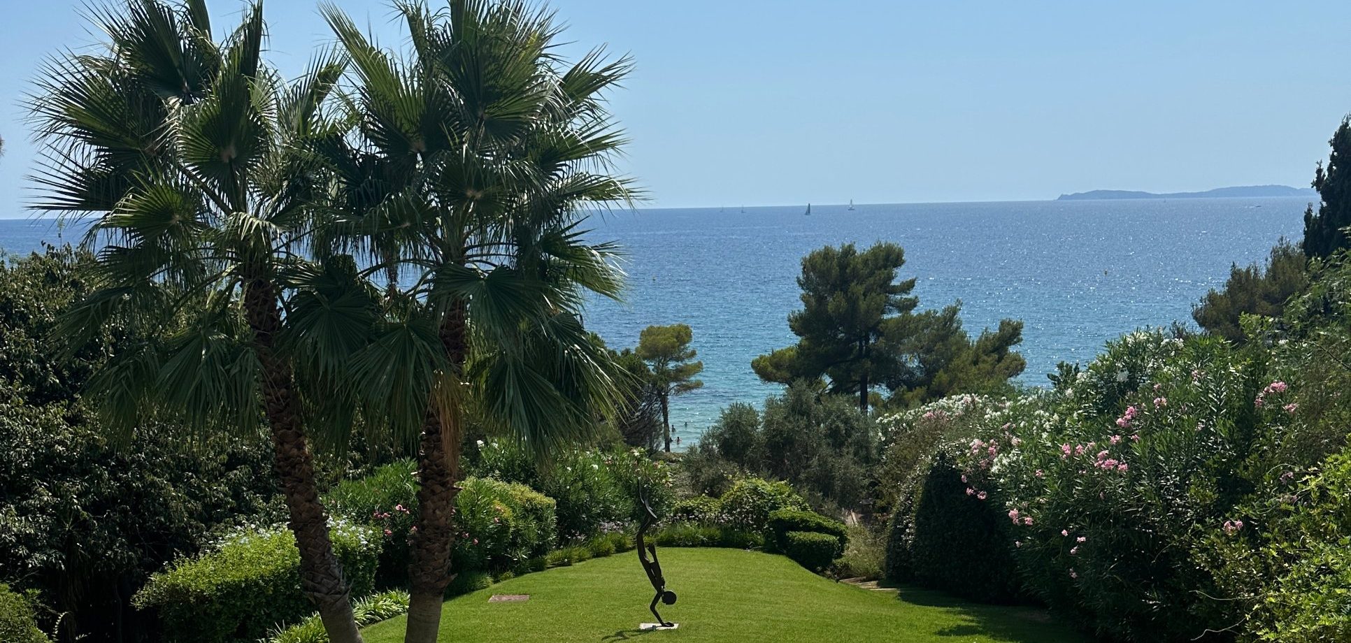 Piscine, jardin et vue sur la mer depuis une villa AmaniHost